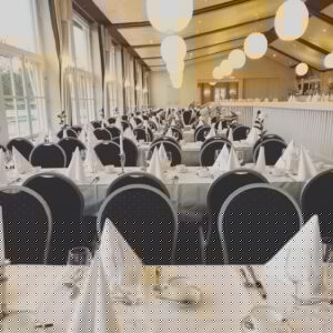 Boka skansens festlokaler på festmäklarna